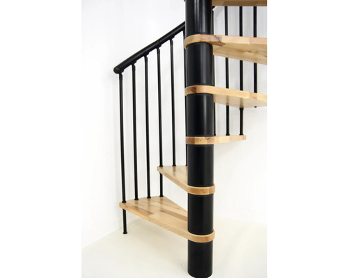 Detailaufnahme einer Wendeltreppe mit Holzstufen und schwarzem Geländer.