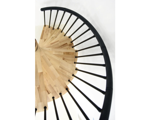 Detailaufnahme einer Wendeltreppe mit Holzstufen und Geländer