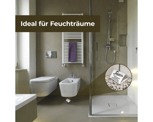 Badezimmer mit Toilette, Bidet, Heizkörper, Dusche und Natria Produkt