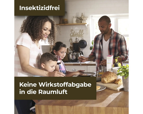 Familie bereitet Frühstück in der Küche zu. Das Produkt ist insektizidfrei und gibt keine Wirkstoffe an die Raumluft ab.