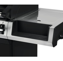 Detailansicht eines Gasgrills mit Ablagefläche aus Edelstahl