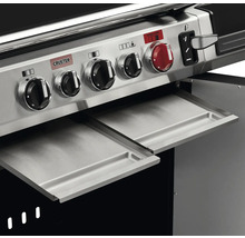 Detailansicht eines Gasgrills mit Drehknöpfen und herausziehbaren Ablagen.