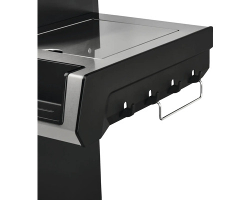 Detailansicht eines Grills mit Ablagefläche und Hakenleiste