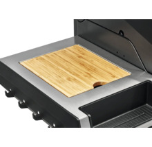 Detailansicht von Grillküchenelement mit Schneidebrett