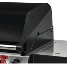 Detailansicht eines Gasgrills mit schwarzem Deckel