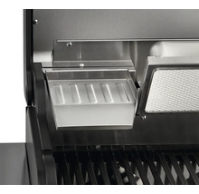 Detailansicht eines Grills mit Fettschale aus Metall