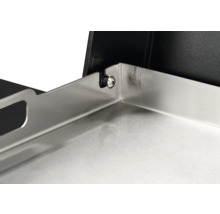 Detailansicht einer Grillplatte aus Edelstahl mit Griff