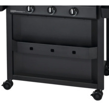 Detailansicht eines schwarzen Gasgrills mit Ablagefläche und Rädern.