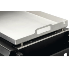 Grillplatte aus Metall auf einem Grill