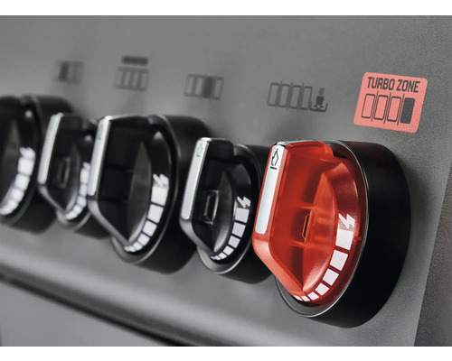 Nahaufnahme eines Gasgrills mit mehreren Drehknöpfen, darunter ein roter Drehknopf für die Turbozone