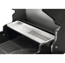Detailansicht des Innenraums eines Grills mit Warmhalterost und Grillrost.