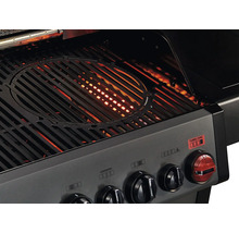 Detailansicht eines Grills mit Grillrost und Bedienelementen