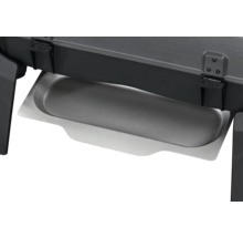 Aschenbecher unter einem Holzkohlegrill