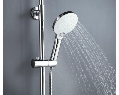 Duschkopf mit Wasserstrahl und Halterung