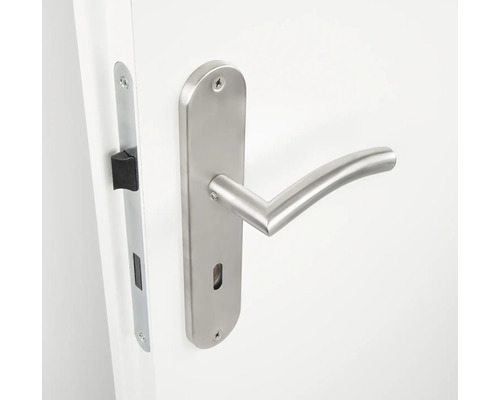 Edelstahl-Türbeschlag mit Türdrücker auf weißer Tür