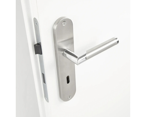 Edelstahl Türdrücker Garnitur auf einer weißen Tür