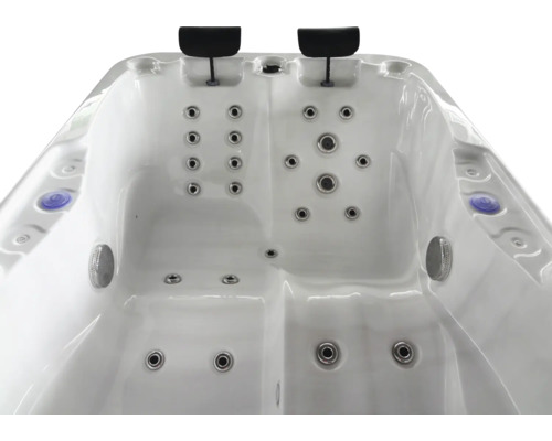 Detailansicht eines Whirlpools mit Düsen und Kopfstützen.