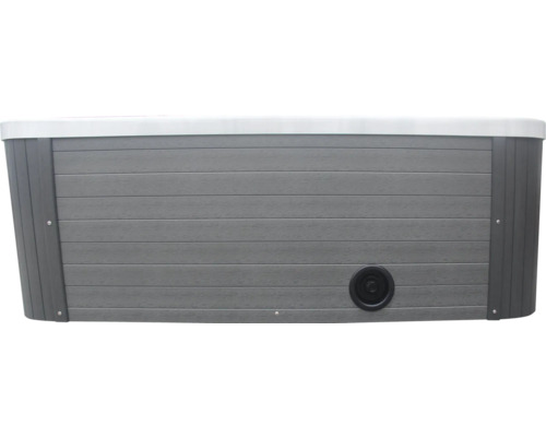 Außenansicht eines Whirlpools mit grauem Holzgehäuse