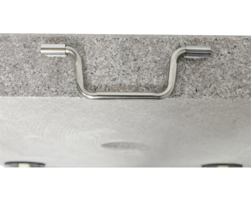 Detailansicht einer verchromten Haltestange an einer Waschtischplatte