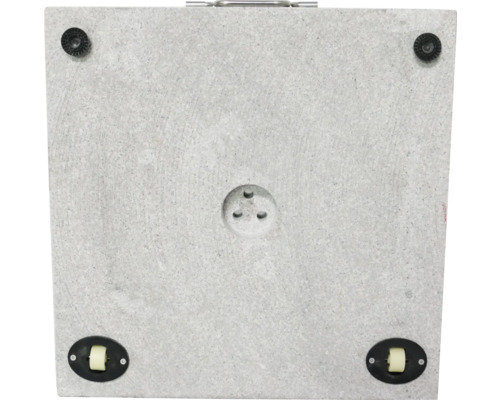 Unterseite eines Transportwagens mit Rollen und Steckdose