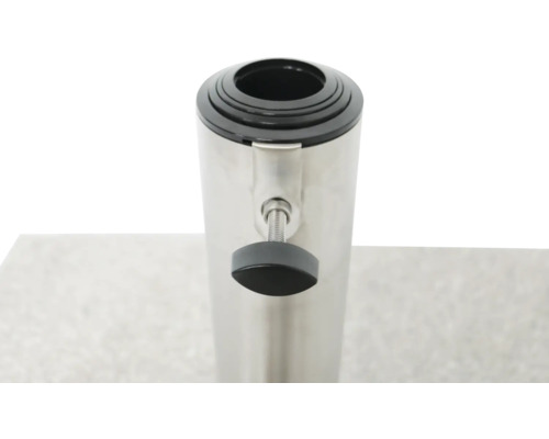 Detailansicht eines Sonnenschirmständers aus Metall mit Feststellschraube