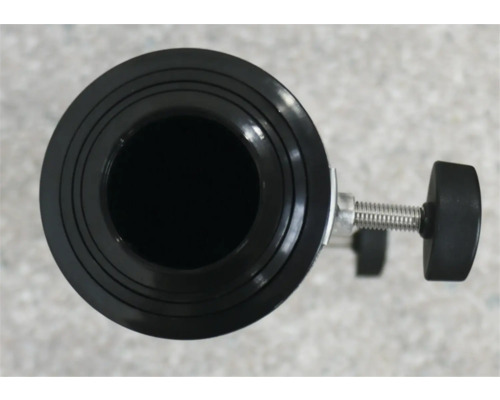 Schwarze Teleskophalterung mit Schraube zur Befestigung.