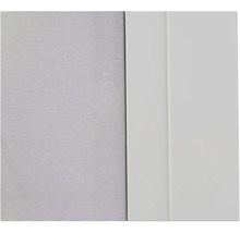 Nahaufnahme eines Insektenschutzgitters in einem Fensterrahmen.