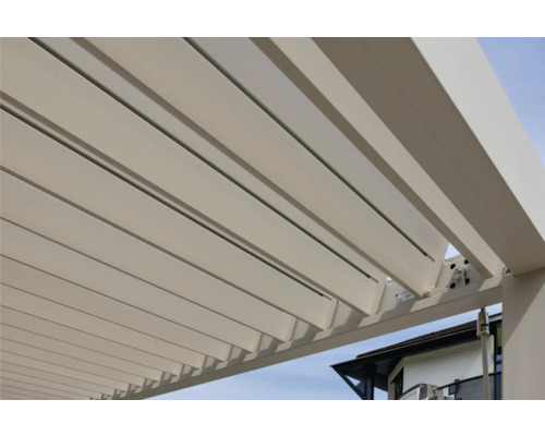 Nahaufnahme einer Lamellenüberdachung aus Metall