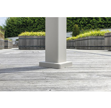 Detailansicht einer Terrassendiele mit einer weißen Pfostenbasis im Garten