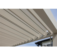 Detailansicht einer Terrassenüberdachung mit verstellbaren Lamellen zur individuellen Lichtsteuerung.