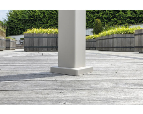 Detailansicht einer Terrassendiele mit einer Pergola Stütze und Pflanzkästen im Hintergrund