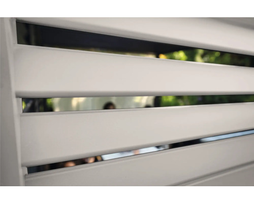 Nahaufnahme eines Sichtschutzzauns mit Lamellen