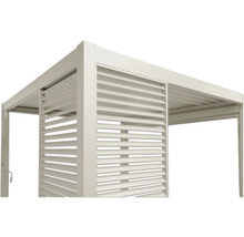 Nahaufnahme einer Pergola mit Lamellenwand