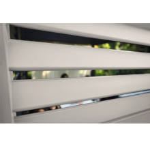 Nahaufnahme einer weißen Zaunblende