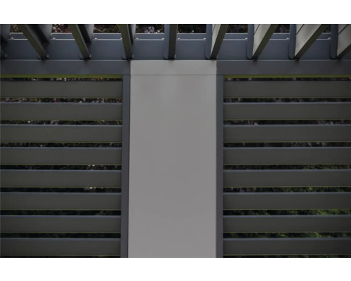 Detailansicht einer Pergola mit Lamellenstruktur