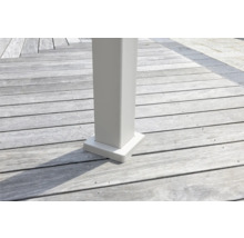 Detailansicht eines Pavillonpfostens auf einem Holzboden