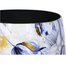 Detailaufnahme einer Vase mit Blumenmuster und Goldakzenten