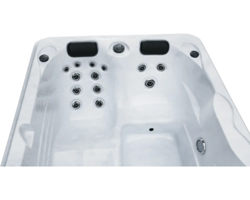 Detailansicht eines Whirlpools mit Düsen und Bedienelementen.