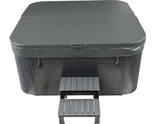 Abgedeckter Whirlpool mit Treppe