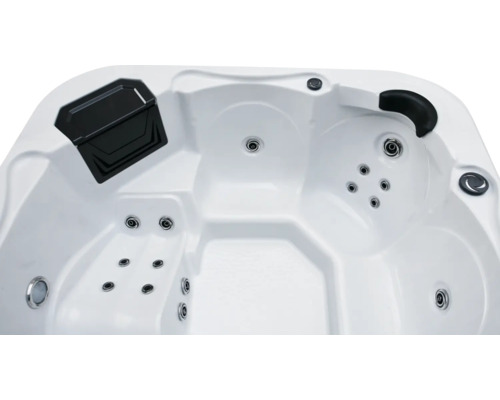 Detailansicht eines Whirlpools mit Düsen und Kopfstützen