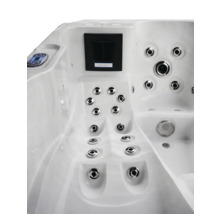 Detailansicht eines Whirlpools mit Düsen, Belüftung und Bedienfeld.