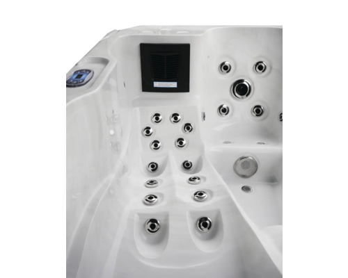Detailansicht eines Whirlpools mit Düsen, Belüftung und Bedienfeld.
