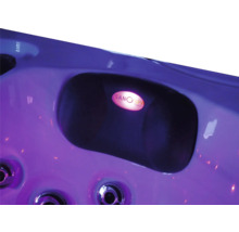 Detailansicht eines Whirlpools mit Düsen und dem SanoSpa Logo.