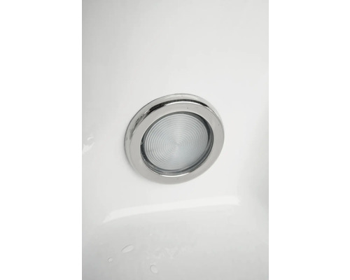 Detailaufnahme eines runden Whirlpool-Einlaufventils mit Chromrand