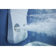 Unterwasseraufnahme einer Whirlpool-Düse mit sprudelndem Wasser