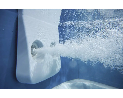 Unterwasseraufnahme einer Whirlpool-Düse mit sprudelndem Wasser