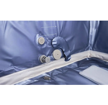 Innenansicht eines aufblasbaren Whirlpools mit Filtern und Füllstandsanzeigen.