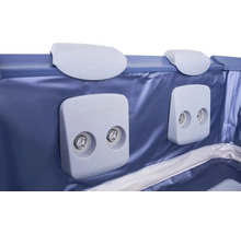 Innenansicht eines Whirlpools mit Düsen und Kopfstützen