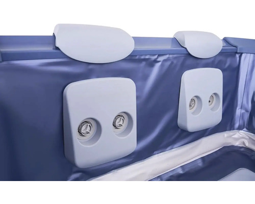 Innenansicht eines Whirlpools mit Düsen und Kopfstützen