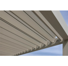 Detailansicht einer Lamellenüberdachung aus Metall